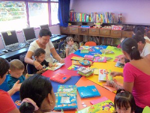 Niños y niñas participando de las actividades del programa Soy bebé y me gusta leer
